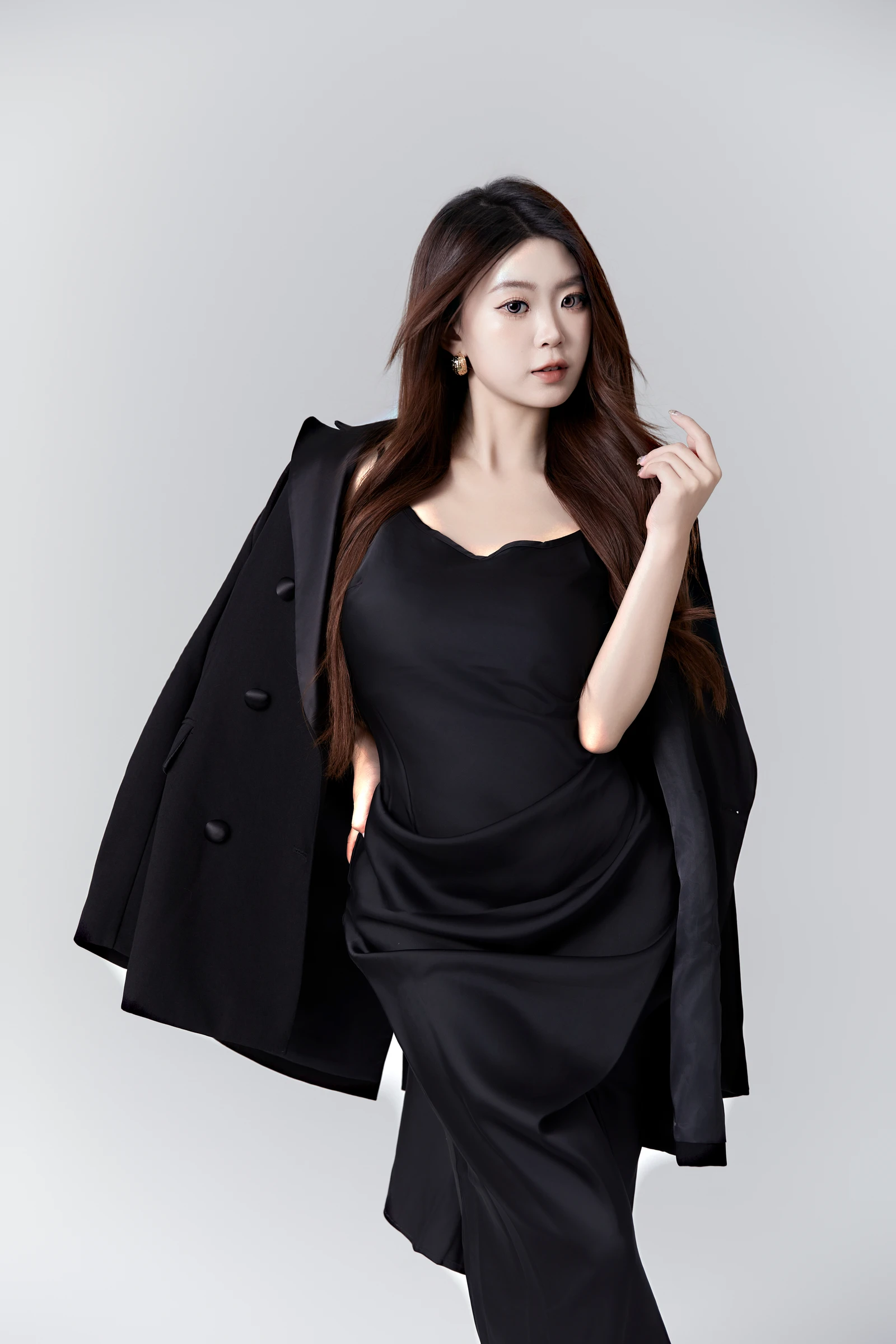 [YITUYU]艺图语-2024.10.15-黑色西装写真-CARLEE是77呀-[21P-282MB]-8.webp